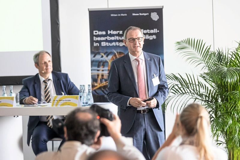 Dr.-Ing. Wilfried Schäfer, Geschäftsführer des Vereins Deutscher Werkzeugmaschinenfabriken e.V. (rechts im Bild) und Markus Heseding, Geschäftsführer Verband Deutscher Maschinen- und Anlagenbau e.V. Präzisionswerkzeuge & Mess- und Prüftechnik (links im Bild). (Landesmesse Stuttgart, www.messe-stuttgart.de)
