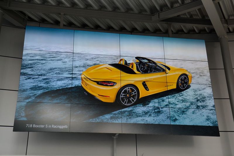 … Videowall stellt es weitere Fahrzeuge … (Michel/»kfz-betrieb«)