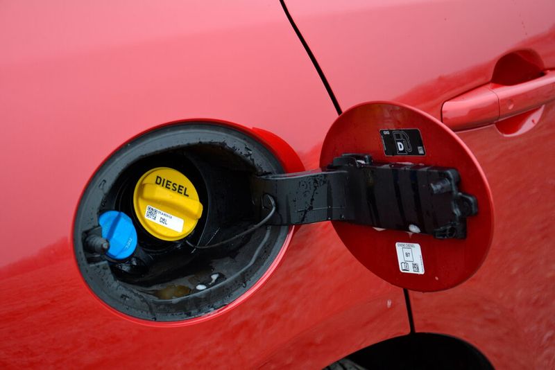 Das gilt sogar beim Tanken. Wir haben beim Verbrauch zwar nicht die Herstellerangaben erreicht, aber …  (Bild: Michel/»kfz-betrieb«)