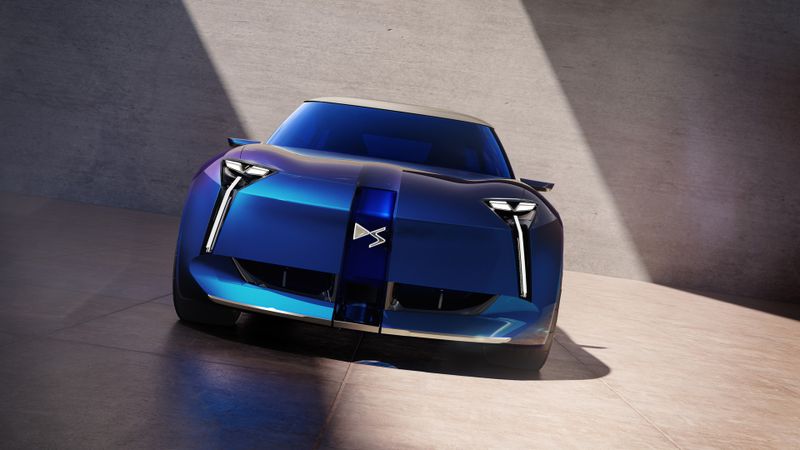 A striking visual element on the front is a vertical “totem” featuring the brand logo, complemented by a Y-shaped light signature. (Source: DS Automobiles)