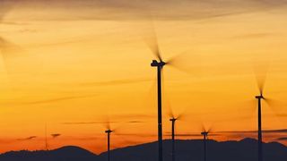 Damit Windkraftanlagen reiblungslos Strom produzieren können, ist eine zuverlässige Überwachung rund um die Uhr wichtig. Präzise Sensorik stellt die Überprüfung in Echtzeit sicher. (gemeinfrei)