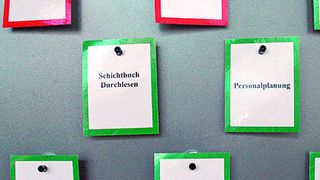 Resultat-Orientierung: Aufgabenkarten beschreiben tägliche und wöchentliche Aufgaben der Führungskräfte. Grün: Die Aufgabe ist erledigt. Rot: Sie steht noch an. Jeder, der vorbeigeht, sieht, was Sache ist. Bild: CWG Christian Weber GmbH & Co.KG (Archiv: Vogel Business Media)
