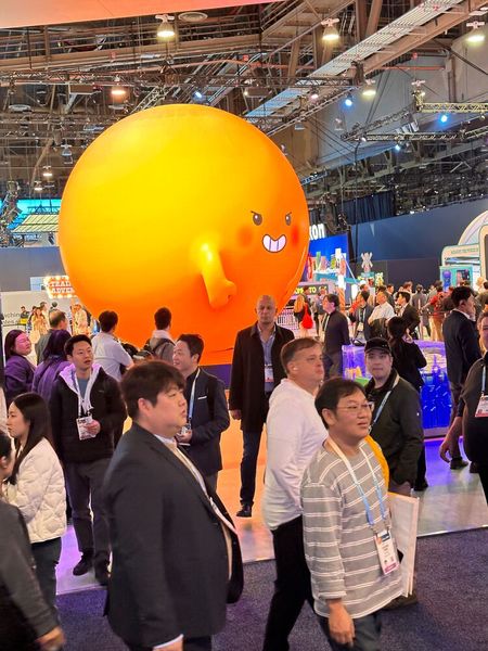 Gewusst wie - der Riesen-Smiley lockte viele Besucher auf den SK Stand. (Bild: Vogel IT-Medien )