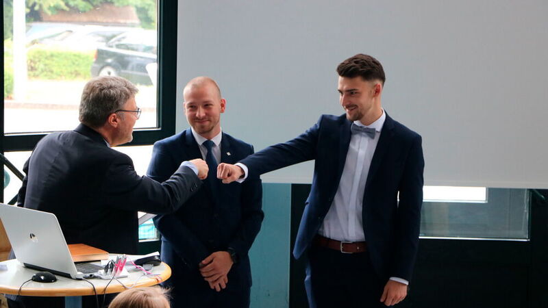 Achim Kreyenpoth (von links) von der BDK gratulierte den Absolventen Pascal Wagner und Oscar Seidel für ihre besonderen Leistungen. (BFC)