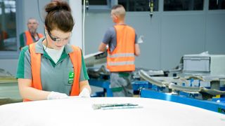 Vision Picking schlägt die Brücke zwischen manueller Arbeit und einem vollautomatisierten Lager. Via Augmented Reality werden hier für Arbeiten an Automobil-Formhimmeln wichtige Informationen auf die Datenbrille projiziert. (Bild: Schnellecke Logistics)