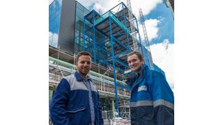 Onur Tasin (links) und Aaron Binz unterstützen die Planung eines Produktionsgebäudes in Wuppertal-Elberfeld tatkräftig mit. (Tectrion)