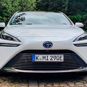 Der Toyota Mirai könnte in puncto Design durchaus auch ein Lexus sein.(Bild:  Mauritz/»kfz-betrieb«)