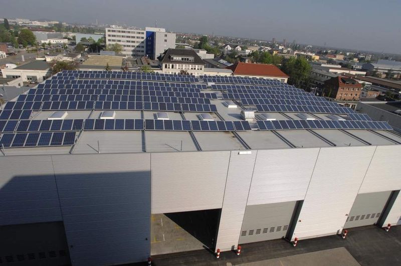 Das photovoltaische System auf dem Dach der Logistikhalle liefert doppelt so viel Elektrizität wie für die Stromversorung des Logistikzentrums benötigt wird (Archiv: Vogel Business Media)