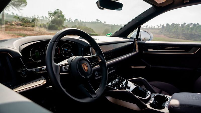 Über die Autobahn gleiten die hochbegabten Super-SUVs fast so geschmeidig federnd wie Luxuslimousinen. (Bild: Porsche)