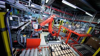 Bei Würth Industrie Service leisten die Kollegen aus Stahl Großes: Der einmillionste Behälter wurden kürzlich von Roboterhand kommissioniert – ein Meilenstein für den C-Teile-Spezialisten. (Würth Industrie Service)
