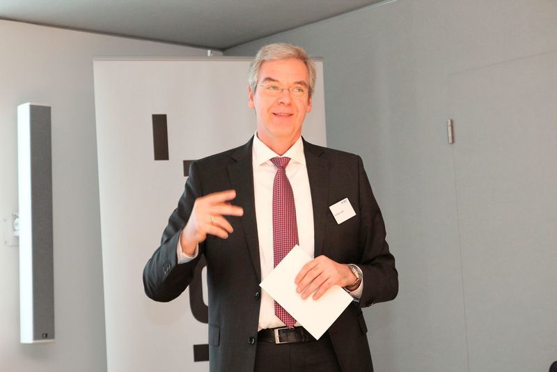 „Wir bekommen durch Dematic einen sehr guten Zugang zum Markt in Nordamerika und hoffen natürlich, dass sich das auch auf unser Staplergeschäft auswirkt. Gleichzeitig sind wir überzeugt, dass auch Dematic von unserer Marktpräsenz, beispielsweise in China und Brasilien, profitieren kann“, erklärt Christian Harm, Head of Strategy & Business Development bei KION. (Hofmann/MM LOGISTIK)