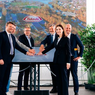 Feierliche Eröffnung der Photovoltaik-Anlage bei Takeda in Oranienburg mit Buzzer-Druck. v.l.n.r.: Daniel Keller, Finanzminister des Landes Brandenburg; Alexander Tönnies, Landrat des Landkreises Oberhavel; Björn Lüttmann (SPD), Mitglied des Landtages Brandenburg, Vorsitzender der SPD-Landtagsfraktion Brandenburg; Dr. Steffen Kammradt, Geschäftsführer der Wirtschaftsförderung Land Brandenburg (WFBB); Chris Buttkus (Standortleitung, Takeda); Christoph Schmidt-Jansa, stellvertretender Bürgermeister der Stadt Oranienburg.  (Bild: Takeda)