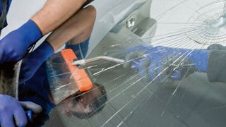 Neben einer zusätzlichen Ertragsquelle kann das Glasgeschäft auch neue Kunden in die Werkstatt bringen und Bindungen stärken. (Bild: © romaset - stock.adobe.com)