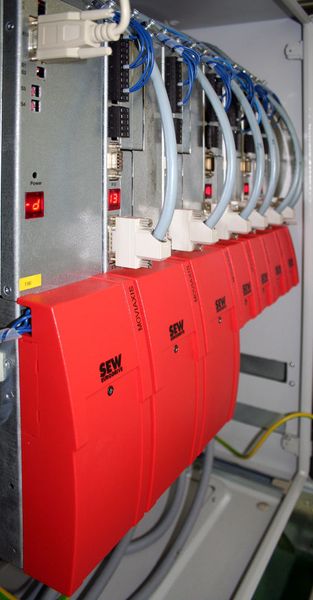 Auf Weltmeisterniveau: In der Ballschleudermaschine David beschleunigt der Mehrachs-Servoverstärker Moviaxis mittel zweier Kunststoffbänder die Fußbälle bis 130 km/h.  Bild: SEW (Archiv: Vogel Business Media)