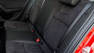 Im Skoda Octavia und weiteren Modellen der Volkswagen-Marken kann es Probleme mit der Rücksitzlehne geben. (Bild: Skoda/ IvoHercik.com)