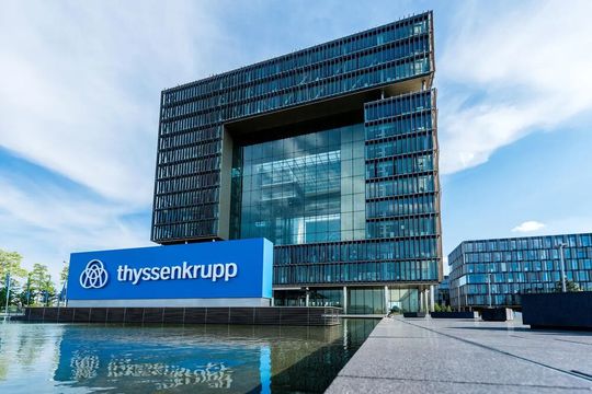 Im Rahmen einer außerordentlichen Versammlung hat man bei Thyssenkrupp entschieden, dass die Werkstoffsparte TK Accelis selbstständig wird und auch an die Börse geht. Es gibt aber dazu stimmen, dass die Modalitäten dafür eigentlich anders sind, als sie es sein sollten ...(Bild:  Thyssenkrupp)