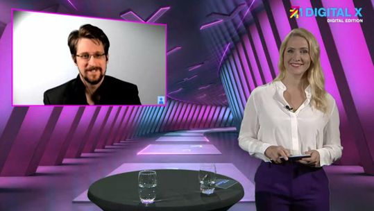 (Bei der DIGITAL X am 19. Mai 2020 war der Whistleblower Edward Snowden aus dem Exil zum digitalen Event hinzugeschaltet. Er kommentierte im Interview mit Moderatorin Judith Rakers die Entscheidung des Bundesverfassungsgerichts zum BND und Datenschutz. (Bild: Deutsche Telekom))