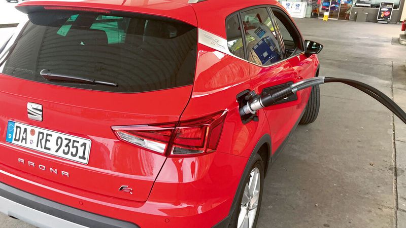 Zapfhahn drauf, arretieren und los. Das Füllen der Tanks funktioniert problemlos wie bei klassischen Verbrennern auch. (Bild: Grimm/»kfz-betrieb«)