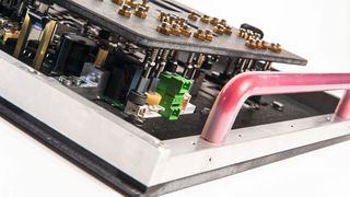 Titan-Lötmasken sorgen für eine gleichmäßige Wärmeverteilung in der Leiterplatte und schützen SMD-Bauteile während des Lötprozesses. Somit sollen die Lötqualität optimiert werden.
 (Bild: Adrian Wiaterek/Leutz Lötsysteme)