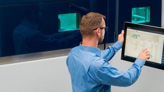 The automatic process in Truprint 5000 eases the manual workload and enhances mass additive manufacturing. (2018 Martin Stollberg / Trumpf)