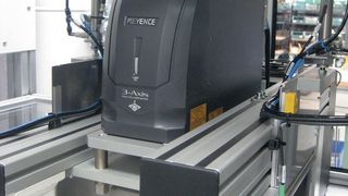 Mit dem MD-V9900A hat Keyence ein Markiersystem entwickelt, das auch auf geneigten oder gewölbten Oberflächen perfekt lesbare Kennzeichnungen aufbringt. (Bild: Keyence)