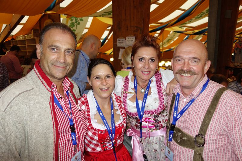 (v. l.) Siegfried Ellwanger, NEC mit den feschen Verena Johnen und Birgit Diermann, Delo und Wolfram Last, NEC (Bild: IT-BUSINESS)