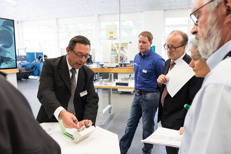 Ernst Gantenbein, Technische Beratung und Verkauf, Walter (Schweiz) AG, zeigt den Teilnehmern, welche Partien ideal mit welchen Zerspanungswerkzeugen bearbeitet werden können. (Bild: Dario Zimmerli)