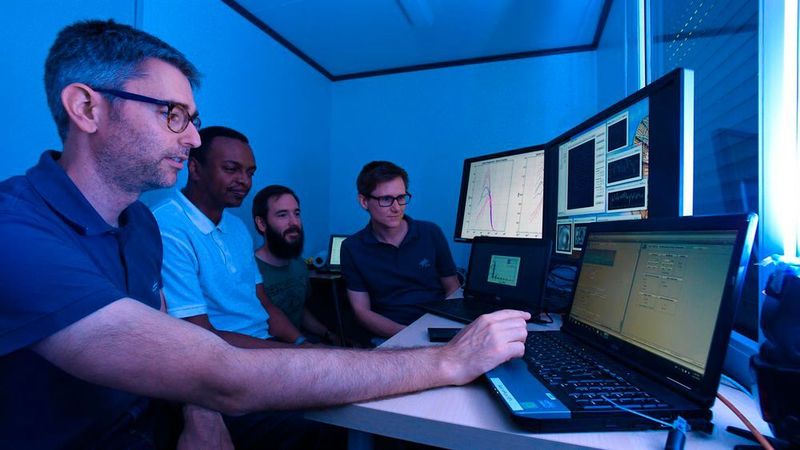 Die Forscher des DLR werten die Messergebnisse aus. Sie kämpfen noch mit dem Datenschwund bei der Übertragung.  (DLR)