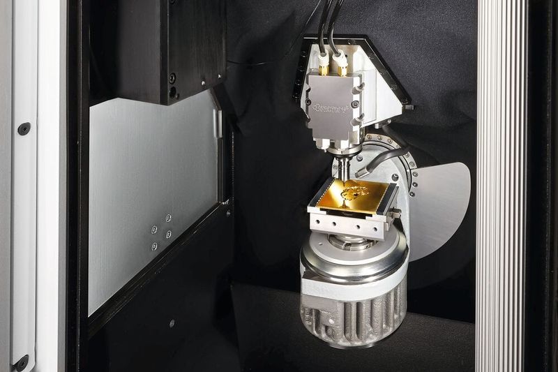 Espace de travail d’une Micro5 :  usinage d'une pièce horlogère. (Source : Chiron Group)