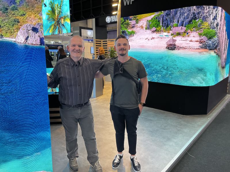 Frank Jäckel und Daniel Thomaier (r., Jäckel IT) waren dem Strand noch nie so nahe, wie jetzt in Barcelona. (IT-BUSINESS)