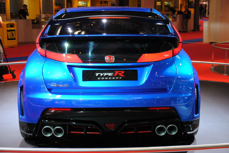 Von hinten eine Wucht: Honda hat im Heckflügel des Civic Type R Concept auffällige LED-Leuchten integriert. Das macht die Rückansicht des Sportlers zu einer  leuchtenden Erscheinung. (Foto: Baeuchle)