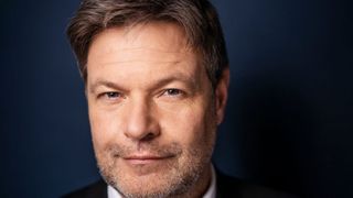 Robert Habeck, Bundesminister für Wirtschaft und Klimaschutz, will die Föderung von Plug-in-Hybriden bereits ab Januar 2023 einstellen. An sich war eine längere Förderung geplant. (Bild: Dominik Butzmann)