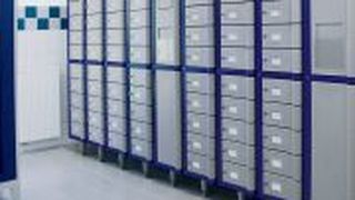 Mithilfe des Mewa-Wäscheschranksystem wird Berufsbekleidung korrekt aufbewahrt. (Archiv: Vogel Business Media)