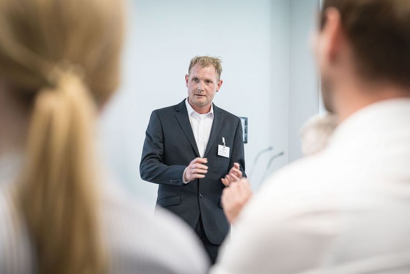 Anwenderkongress Steckverbinder 2023: Tag 1 mit Basisseminaren, Podiumsdiskussion und Posterslam. (Bild: Stefan Bausewein)