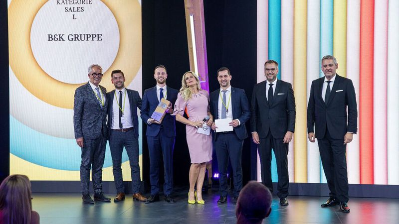 Sieger in der Kategorie „Best in Sales, Größenklasse L“ wurde die B&K-Gruppe. Stefan Teuchert, Leiter BMW Markt Deutschland und Christian Brandl, Leiter Mini Deutschland, gratulierten. (Mini)