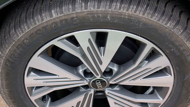 7. Die Bremse:  Auch bei 300 PS und über 2,7 Tonnen zulässiger Gesamtmasse vertraut Audi an der Hinterachse auf Trommelbremsen. Im Alltag bremst der Wagen sowieso meistens elektrisch. Die Rekuperation lässt sich vielfach einstellen – wir nutzten aber meist den Automatikmodus. Dann bremst der Audi vor Stadteinfahrten oder Tempolimits automatisch sanft ab.  (Bild: Rosenow – »kfz-betrieb«)