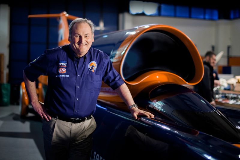 Das Bloodhound Super Sonic Car ist ein Raketenauto, mit dem in Südafrika ein neuer Landgeschwindigkeitsrekord von 1609,344 km/h aufgestellt werden soll. An der Entwicklung des Fahrzeugs waren u.a. der Technologiekonzern Lockheed Martin und der gegenwärtige Landgeschwindigkeits-Weltrekordinhaber Andy Green beteiligt. Das Fahrzeug besitzt zwei übereinanderliegende Triebwerke: Ein Raketentriebwerk mit ca. 130 kN Schub und ein Eurojet EJ200 aus dem Eurofighter, welches etwa 90 kN leistet. Das Projekt soll helfen, in England Schüler für technische Berufe zu begeistern. (Stefan Marjoram/BloodhoundSSC)