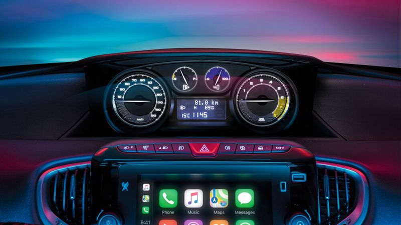 Das Kombiinstrument sitzt bei dem kleinen Lancia mittig auf dem Träger. (Bild: Stellantis)