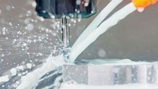 Die Anwendung von Kühlschmiermitteln wird in knapp drei Jahren neu geregelt. Was zu tun ist und wie man sich vorbereiten kann, weiß Hyfra. (Hyfra)