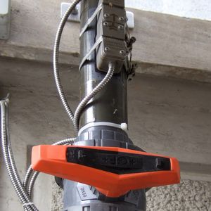 Clamp-On-Ultraschallsensoren zur eingriffsfreien Schallgeschwindigkeitsmessung an der Befüllleitung für Natriumhypochlorit im Schoeller-Werk am Standort Hard.