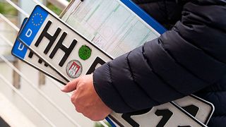 Vor allem in den Ballungszentren ist die Situation an den Kfz-Zulassungsstellen schwierig. (Bild: Kroschke-Gruppe)