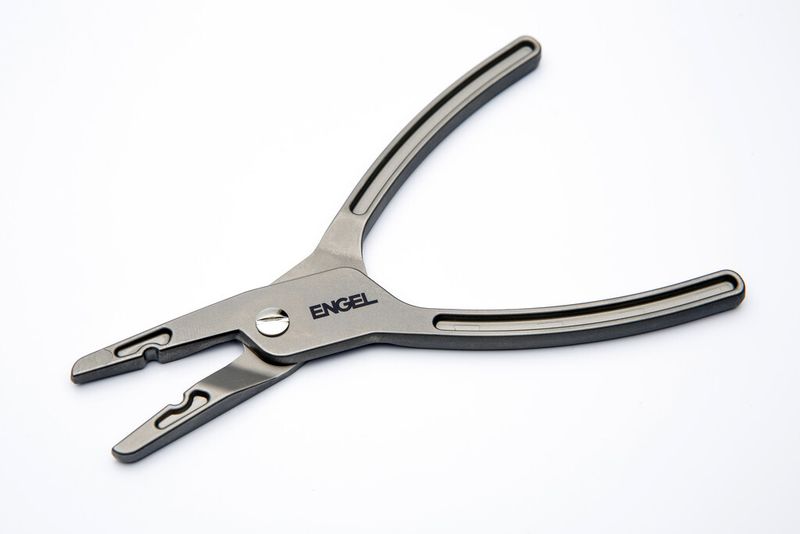 Während seines Symposiums produziert Engel Teile für medizinische Zangen im Liquidmetal-Prozess. (Bild: Saga)