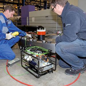 Bild 1: Damit der Werker nicht versehentlich einen falschen Druck auf den Spannzylinder geben und dadurch die Schraube beschädigen oder nicht fest genug vorspannen kann, lässt sich die Bedieneinheit des Spannzylinderaggregats im Vorfeld für den individuellen Montageeinsatz programmieren.