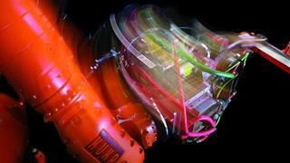 Bild 1: Neue Dynamik beim Widerstandspunktschweißen: Bei Robospin dreht der Roboter die Servozange schon während des Schweißvorgangs weiter. (Archiv: Vogel Business Media)