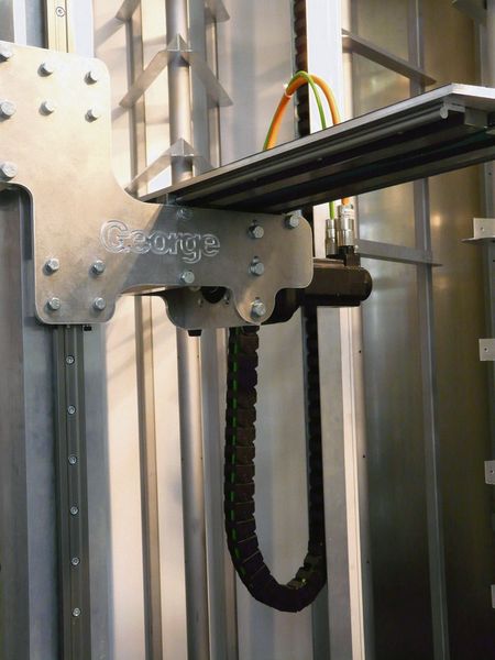Drylin-T-Linearlager sorgen für die präzise Führung des Lastaufnahmemittels; die Energieketten sind extrem raumsparend konzipiert. (Igus)