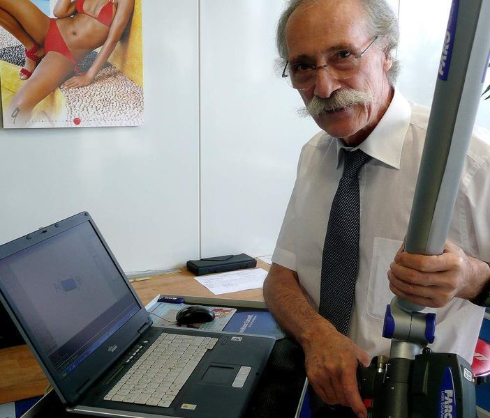 Klaus Leistriz, CEO der Tezet Technik AG aus Zurzach, Schweiz demonstriert am Notebook, wie seine dort installierte Messsoftware die erfassten Geometriedaten in ein (virtuell) gebogenes Rohr umsetzt. (Archiv: Vogel Business Media)