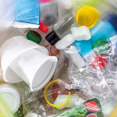 Kunststoffmüll eines durchschnittlichen Haushaltes ist sehr inhomogen. Nur der richtige Technologiemix kann aus Kunststoffabfall aller Art eine neue Rohstoffressource etablieren. (Bild: BASF)