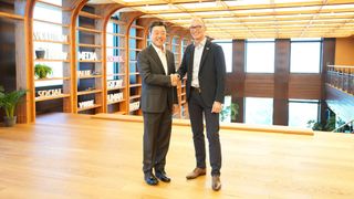 Jee Dong-seob (l.), SK On Chief Executive Officer, und Peter Schuhmacher, President des Unternehmensbereichs Catalysts bei BASF, der auch das Batteriematerial- und Batterierecyclinggeschäft verantwortet. (Bild: BASF SE)