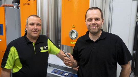 Markus Wickholm von Mawi Automation Oy (links) und Antti Heikkilä, Technischer Leiter von Eino Korhonen Oy, mit dem Taupunktmesswertgeber DMT143. Markus Wickholm von Mawi Automation Oy (links) und Antti Heikkilä, Technischer Leiter von Eino Korhonen Oy, mit dem Taupunktmesswertgeber DMT143.