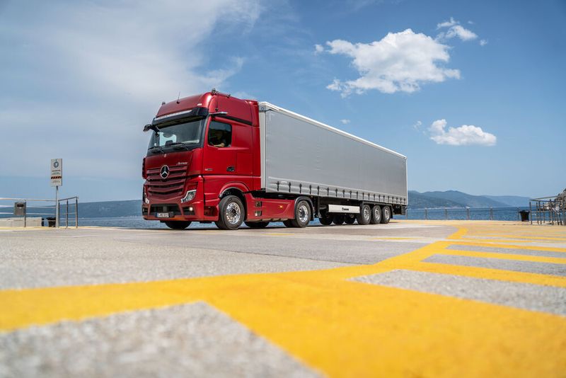 Der Lkw ist ab der IAA Nutzfahrzeuge Ende September bestellbar. Erste Auslieferungen planen die Stuttgarter im Frühjahr 2019. (Mercedes-Benz)